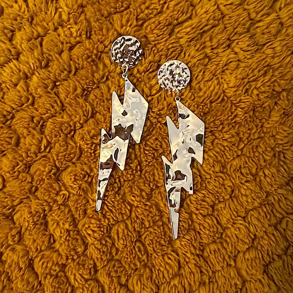 NWT Hammered Gold Lightning Bolt Earrings • Golden - Picture 4 of 7